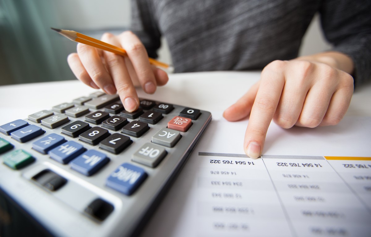 Contador llevando a cabo su actividad de calculo de impuestos, basado a la actividad que ofrece O&A Consulting Solutions